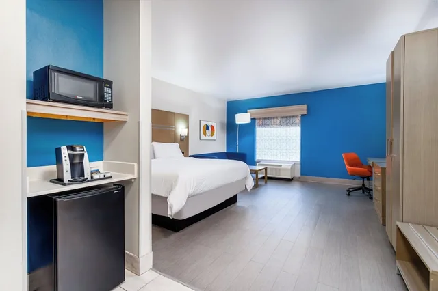 غرفة قياسية بسرير كينج مع أريكة، Holiday Inn Express & Suites Memphis Arpt Elvis Presley Blv 3/5