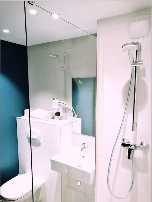غرفة ثلاثية بسرير مزدوج وسرير بطابقين، ibis budget Avignon Centre 4/10