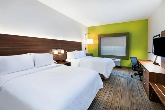 Standard, Holiday Inn Express Hotel & Suites Ozona 1/4