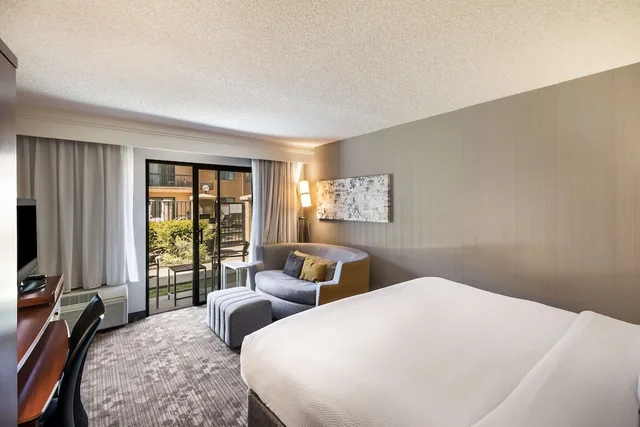 غرفة ديلوكس بسرير كينج بإطلالة على المسبح مع أريكة، Sonesta Select Huntington Beach Fountain Valley 1/4