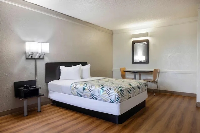 غرفة قياسية بسرير كوين، Motel6 Beaumont, TX 1/10