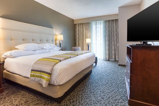 جناح بسرير كينج بغرفتين مع أريكة بحوض استحمام في طابق مرتفع لذوي الإعاقة، Drury Inn and Suites Cincinnati Northeast Mason 1/2