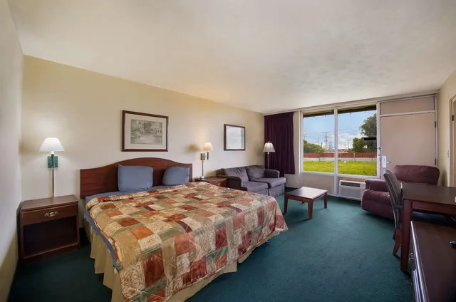 غرفة بسرير كينج للمدخنين، Travelodge by Wyndham Oakley 1/2