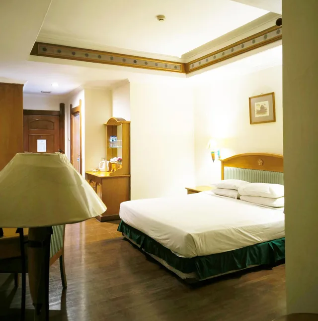 غرفة بسرير كينج بإطلالة على المسبح، KRESNA HOTEL WONOSOBO 7/9
