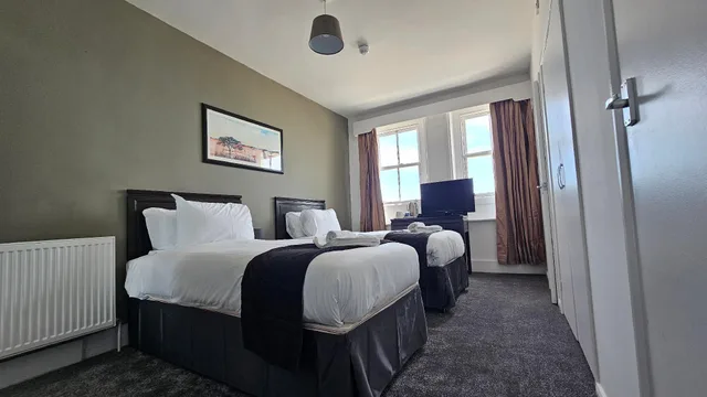 غرفة بسريرين منفصلين بإطلالة على البحر، OYO The Strand Hotel 2/2