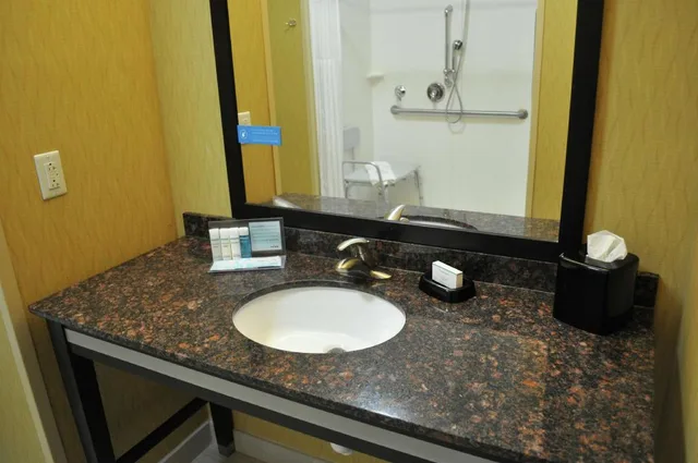 غرفة بسرير كينج مع أريكة لذوي الإعاقة، Hampton Inn And Suites Toledo Westgate 2/4