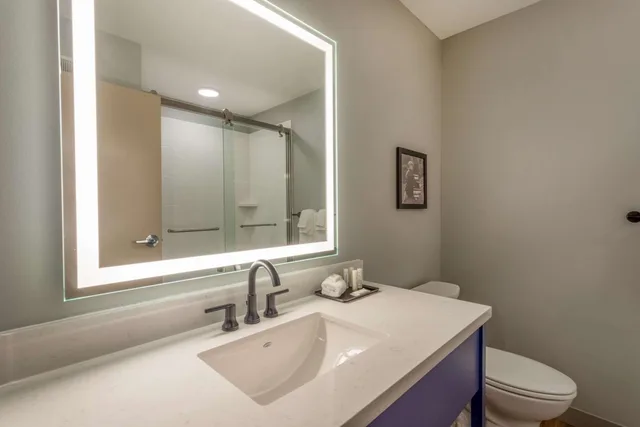 غرفة بزنس بسرير كينج مع أريكة، AmericInn by Wyndham San Angelo 4/4