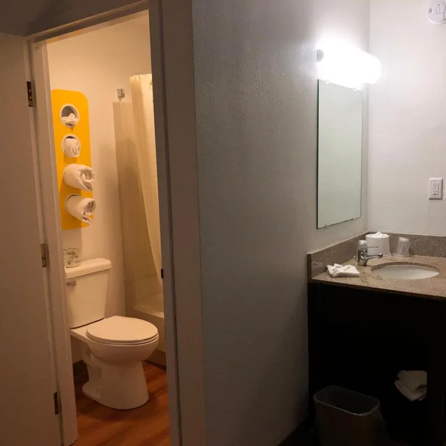 غرفة بسرير مزدوج لذوي الإعاقة، Days Inn by Wyndham La Crosse 7/9
