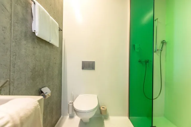 غرفة قياسية بسريرين منفصلين بحمام خاص، Youth Hostel Basel 4/4