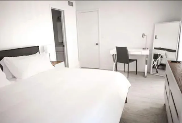 1 Bedroom, Designer, Deluxe, Apartment, King Bed, 2 Sofa، Artrageous On The River 2/10
