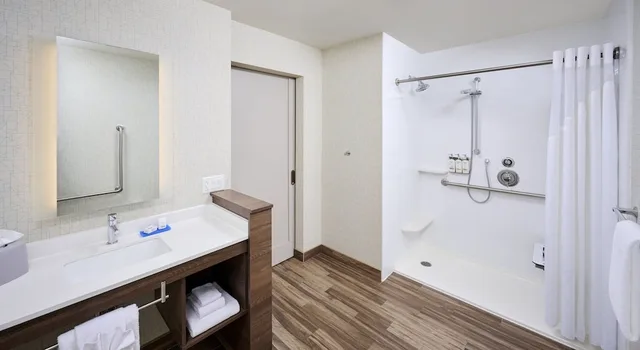 Standard, King Bed, Accessible, Holiday Inn Express And Suites Brantford 2/2