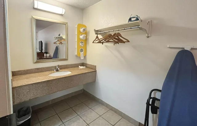 2 Queen Beds - Smoking, Micfridge، Studio6 Suites Dayton, OH - Englewood 4/5