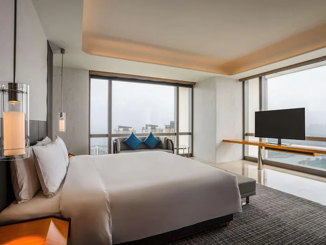 Junior Suite, King Bed, Sofitel Haikou Hotel 3/7