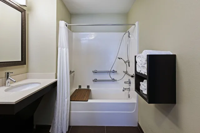 جناح بغرفتي نوم بمطبخ، Staybridge Suites Tulsa-Woodland Hills 1/1