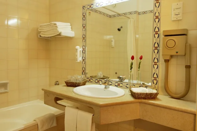 Room, Twin Beds, Pool View, Belavista da Luz 6/7