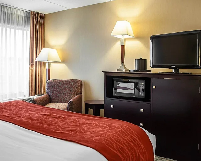 Suite, King Bed, Sofa, Comfort Inn & Suites Watertown - 1000 Islands 4/5