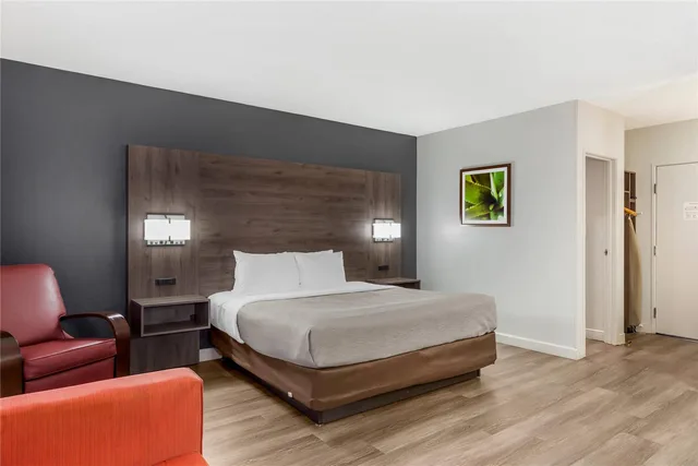 Efficiency, King Bed، Quality Inn & Suites Raleigh Durham Airport 3/5