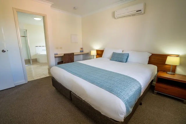 2 Bedrooms, Spa, Apartment, King Bed, 1 Queen and 1 Single Bed، KALBARRI EDGE RESORT 4/10