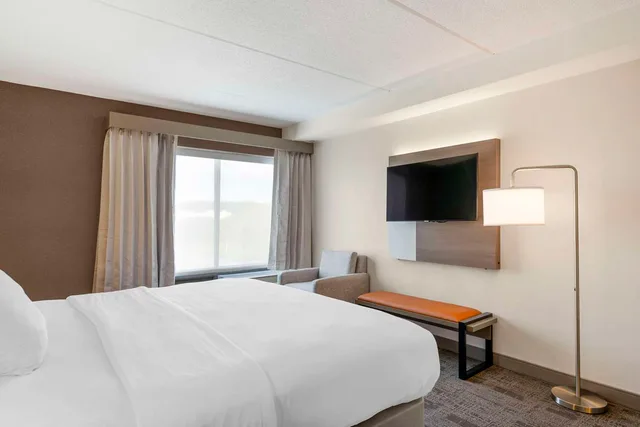 غرفة بسرير كينج لذوي الإعاقة، Comfort Inn & Suites Watertown - 1000 Islands 3/4