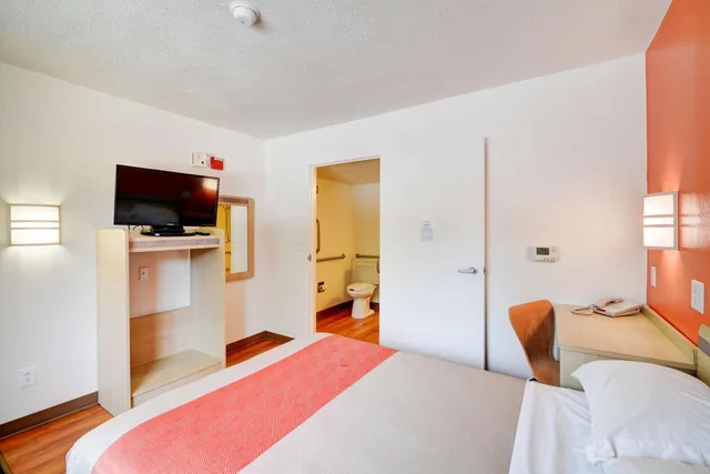 غرفة بسرير مزدوج لذوي الإعاقة، Motel6 Southington, CT - Hartford 1/10