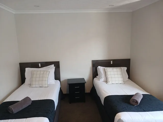 شقة عائلية بسرير مزدوج وسريرين منفصلين بغرفة نوم واحدة، Palm City Motor Inn 8/10