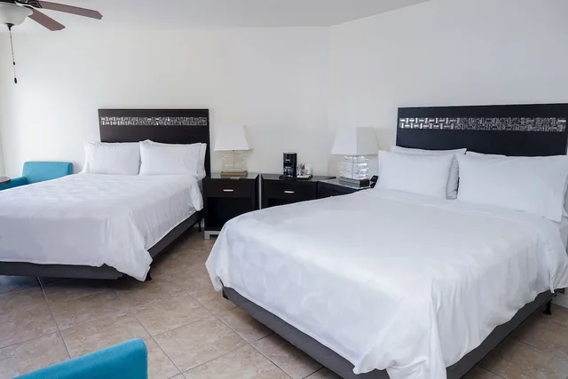 غرفة قياسية بسريرين كوين بإطلالة على البحر، Holiday Inn Resort Grand Cayman, an IHG Hotel 8/10