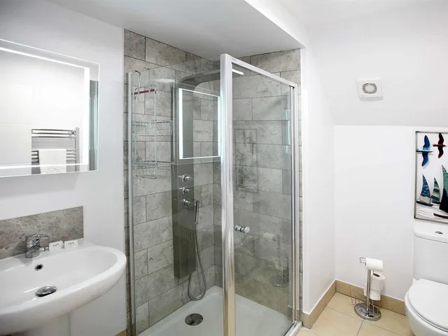 شقة بسرير كينج وسريرين منفصلين بحمام خاص، Austen's Luxury Apartments 8/10