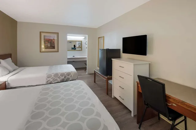 غرفة بسريرين مزدوجين، Rodeway Inn Brazil, IN 2/4