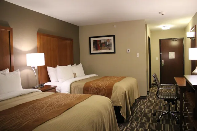 غرفة بسرير كينج وسريرين كوين، Comfort Inn & Suites Edmonton International Airport 5/8