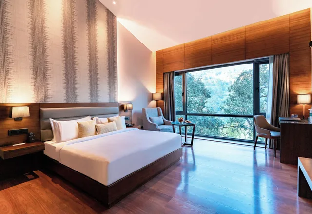 غرفة عائلية بسرير مزدوج بإطلالة على البحيرة بشرفة، The Rosefinch Sarovar Portico 1/2