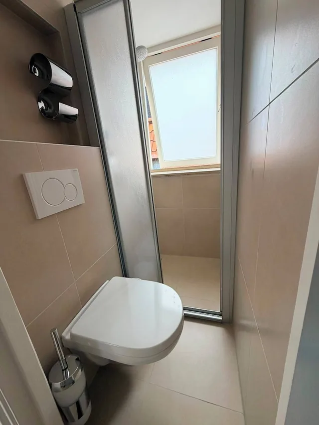 Basic, Double Bed, Shared Bathroom, Continental Hotel 4/5