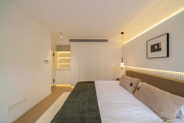 Senior, Apartment, 1 Queen and 1 Double Bed, Book and Bed-People's Square 1/10