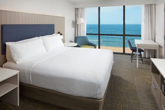 جناح بسريرين كوين بغرفة نوم واحدة مع أريكة بمطبخ صغير، Four Points By Sheraton Virginia Beach Oceanfront 1/4