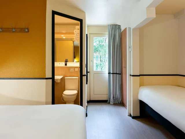 Pop, 1 Double and 1 Single Bed، Greet Hotel Villeneuve La Garenne 5/10