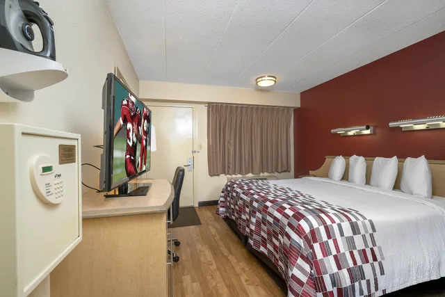 غرفة قياسية بسرير كينج لذوي الإعاقة، Red Roof Inn Detroit Metro Airport - Taylor 3/10