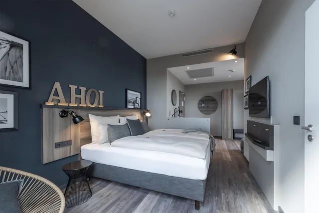 غرفة قياسية بسرير كوين في طابق مرتفع، HARBR. hotel Ludwigsburg 2/10