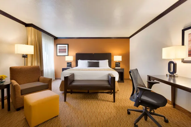 1 Bedroom, Suite, King Bed, Sofa, Park Inn By Radisson Salt Lake City Midvale 5/8