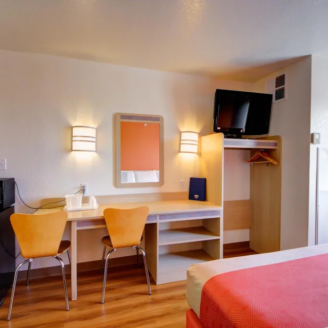 غرفة بسرير كينج للمدخنين، Motel6 El Reno, OK 7/10