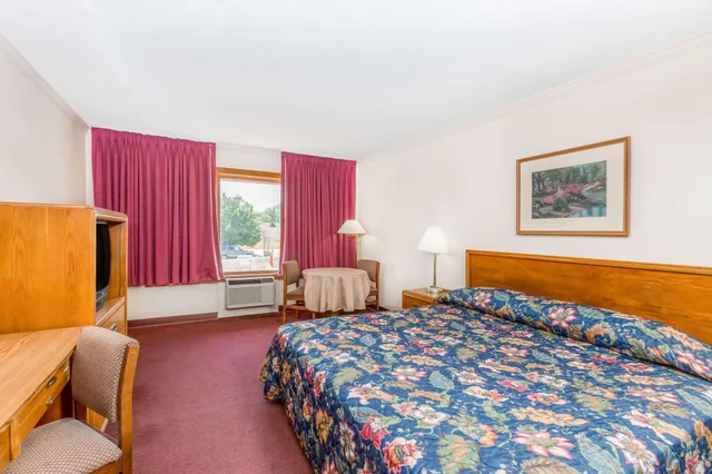 غرفة بسرير كينج، Knights Inn And Suites South Sioux City 1/8