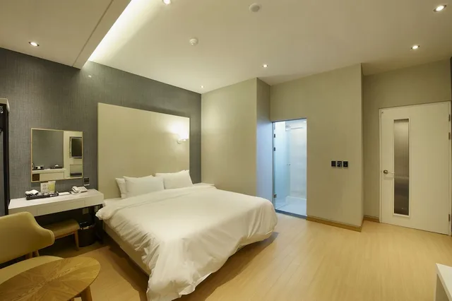 Run of House, King Bed, Hotel B 1/2