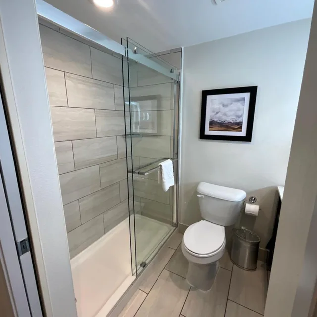 Room, King Bed, 2 Queen Beds, Pool View, Balcony, Best Western Denver East 2/3