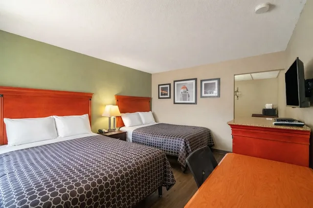 Deluxe, 2 Queen Beds, Smoking, Deluxe Inn & Suites By OYO Miami OK 2/10