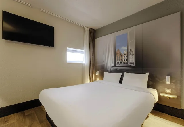 غرفة رباعية بسرير مزدوج وسريرين منفصلين، B&B HOTEL Arras 3/4