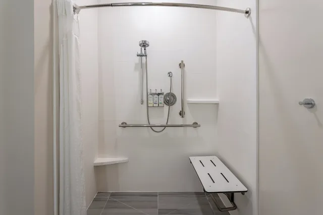 Standard, 2 Queen Beds, Accessible, Holiday Inn Express Hotel & Suites Vineland Millville 6/6