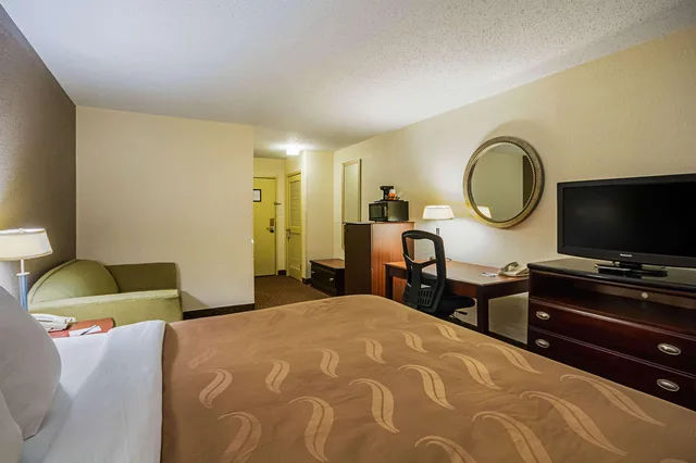 غرفة بسرير كينج، Quality Inn Fairmont 4/9