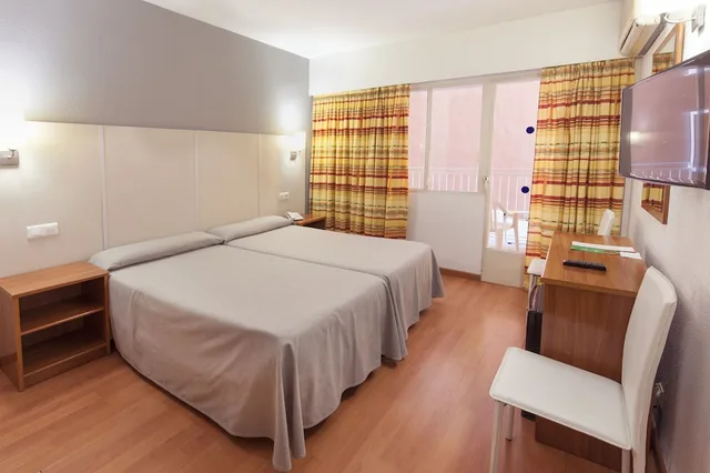 Essential, Twin Beds، Port Vista Oro 1/9