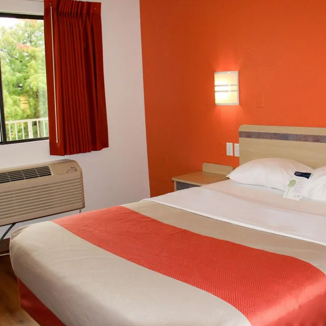 غرفة بسرير كوين للمدخنين، Motel6 Enfield, CT - Hartford 4/9