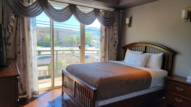 جناح بسرير كوين بشرفة، Sahara Courtyard Inn 2/3