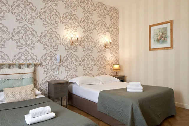 Room, Quintuple, 1 Double and 3 Single Beds، Hotel France Et De Guise 1/3