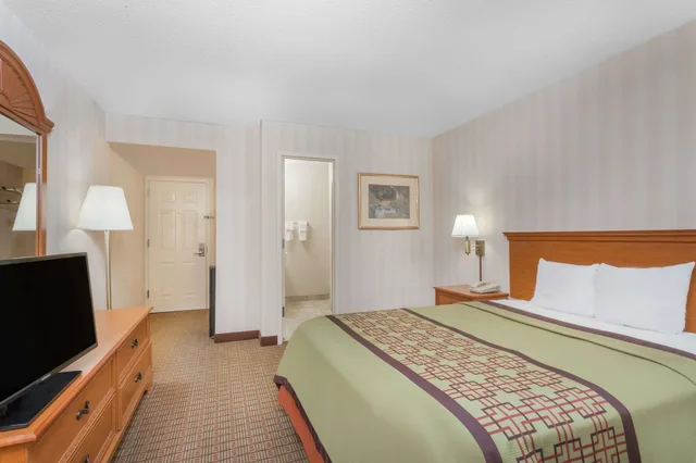 غرفة قياسية بسرير كوين، Days Inn By Wyndham Albany Suny 1/6